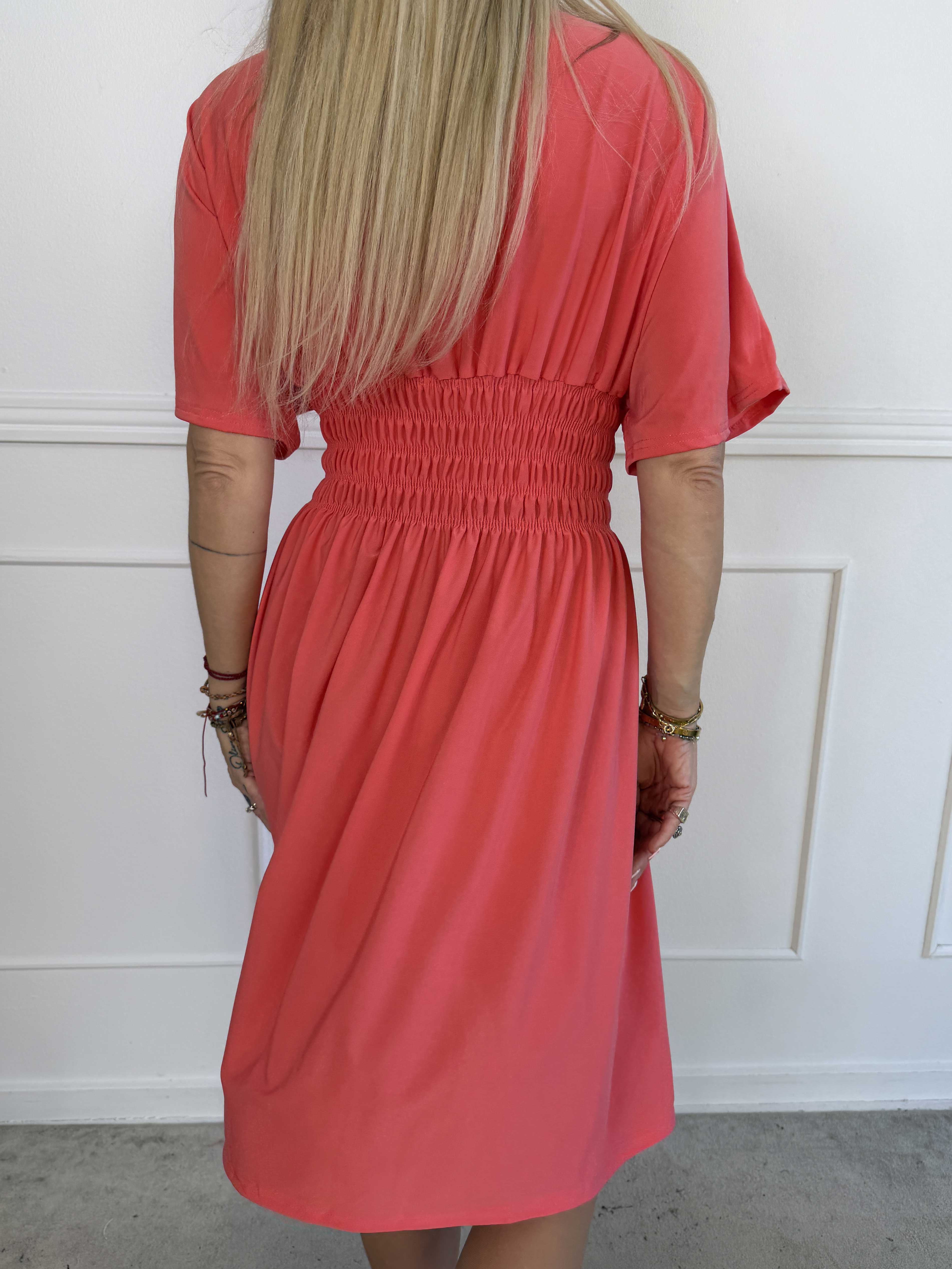 Pams Plain Short - Elastisk kjole med smock i taljen